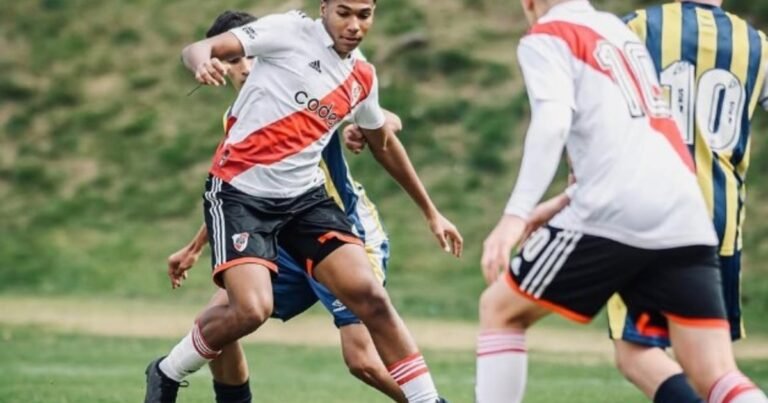 ¿Quién es Jonathan Spiff? El goleador nigeriano que fue convocado por Coudet y podría debutar en River vs Bragantino