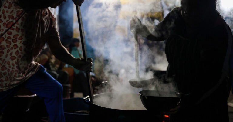 En el patio de la casa natal de Maradona en Fiorito funciona una olla popular: 200 familias buscan comida caliente cada semana