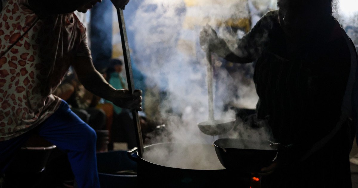 En el patio de la casa natal de Maradona en Fiorito funciona una olla popular: 200 familias buscan comida caliente cada semana