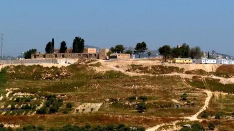 Colonos israelíes profanan un cementerio y fuerzan a palestinos a desenterrar a su familiar