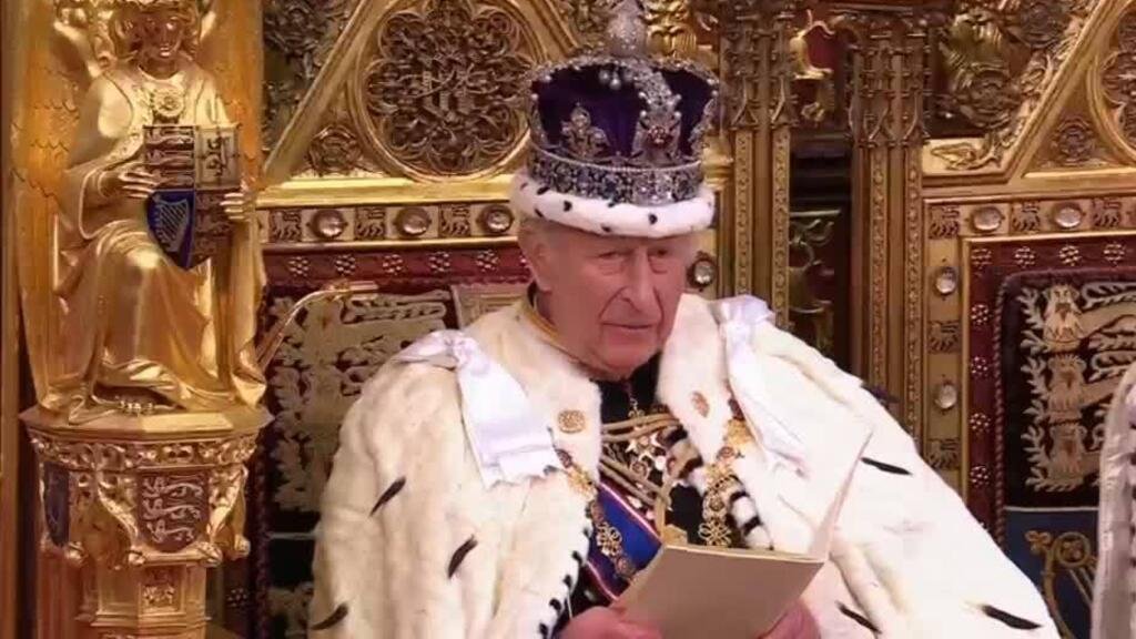 Rey Carlos III habla ante el Parlamento británico en medio de tensiones políticas