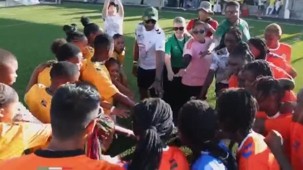 La banda U2 acompañó a jóvenes sin hogar en la 'Street Child World Cup'