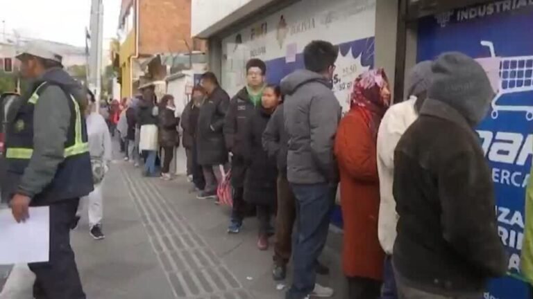 Largas filas por alimentos básicos en medio de la crisis en Bolivia