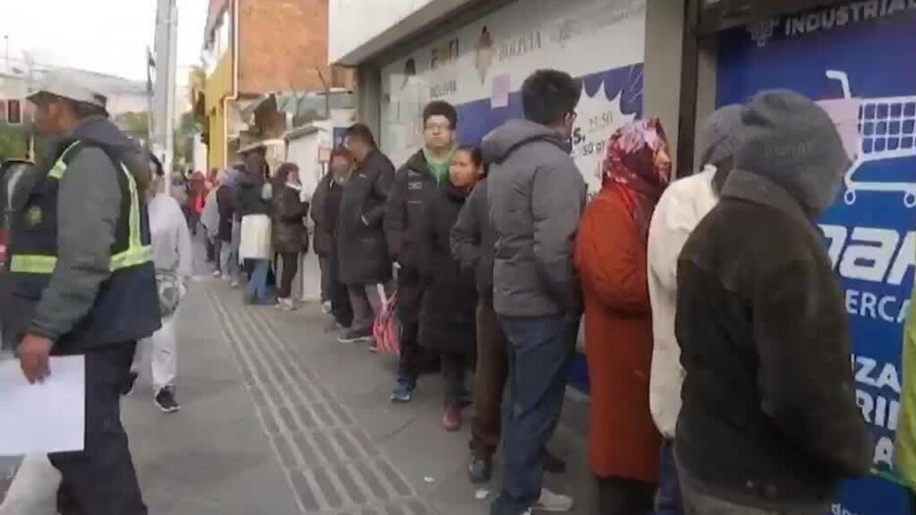 Largas filas por alimentos básicos en medio de la crisis en Bolivia