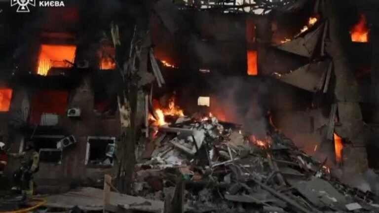 Al menos cuatro muertos en ataque ruso contra Kiev; Zelenski denuncia uso de misil Oreshnik