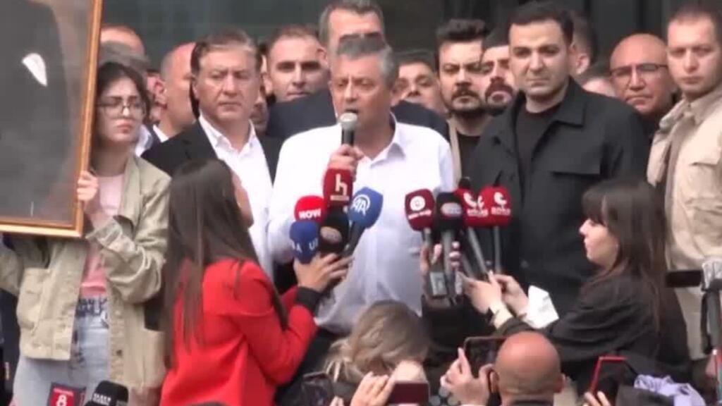Turquía: opositores denuncian "ataque a la democracia" tras destitución del líder del partido CHP