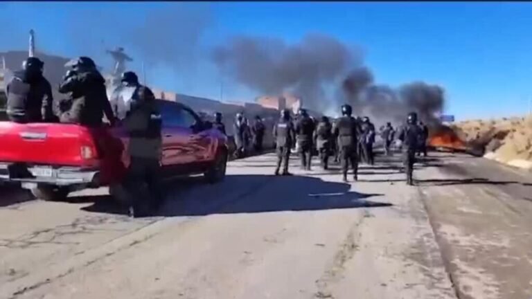 Paz reduce su salario mientras Bolivia entra a su cuarta semana de protestas