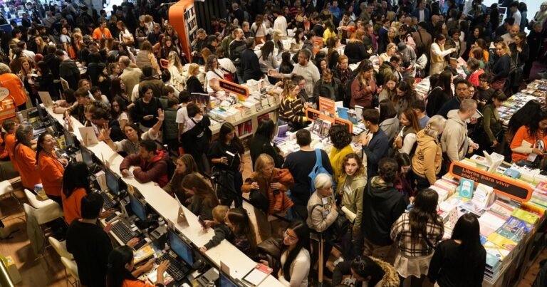 Reverte, Sacheri, Viviana Rivero: filas interminables para llevarse una firma en un sábado colmado