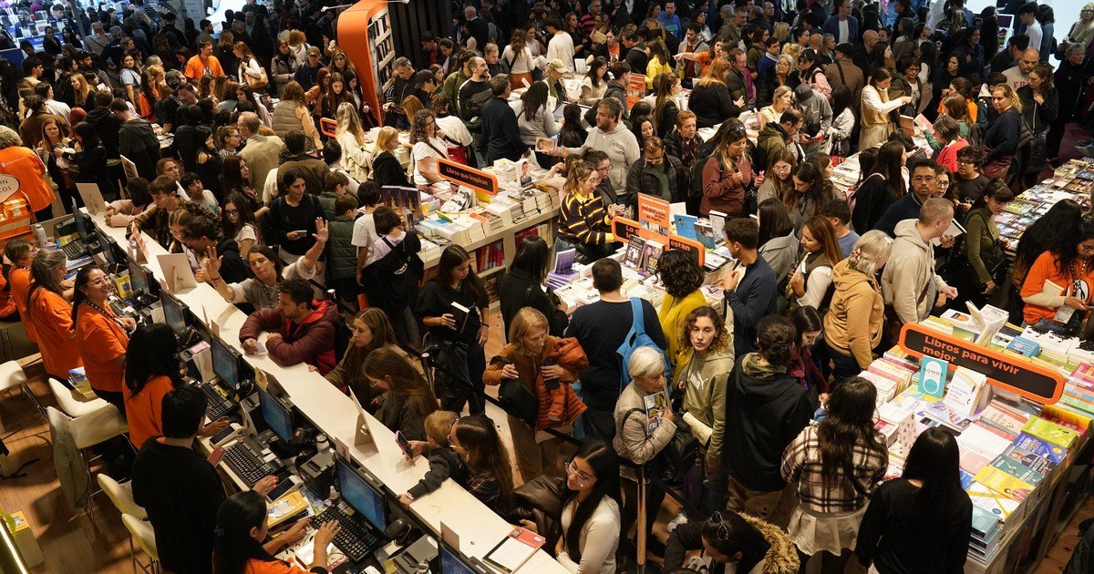 Reverte, Sacheri, Viviana Rivero: filas interminables para llevarse una firma en un sábado colmado