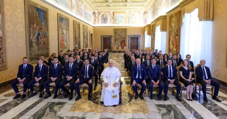 Lautaro Martínez encabezó la delegación del Inter de Milán en su visita al Papa, que recibió a los campeones en el Vaticano