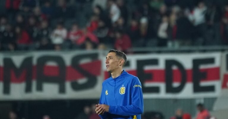 "¡Fideo, seca nucas!": los hinchas de River, lapidarios contra Chiqui Tapia y Di María en el partido contra Rosario Central