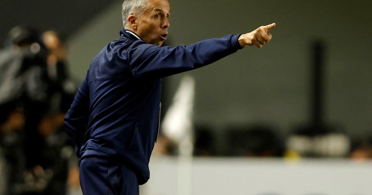 Gustavo Álvarez, el DT de San Lorenzo, denunció que un hincha de Santos le pegó después del empate en Brasil: "No tengo por qué sufrirlo"