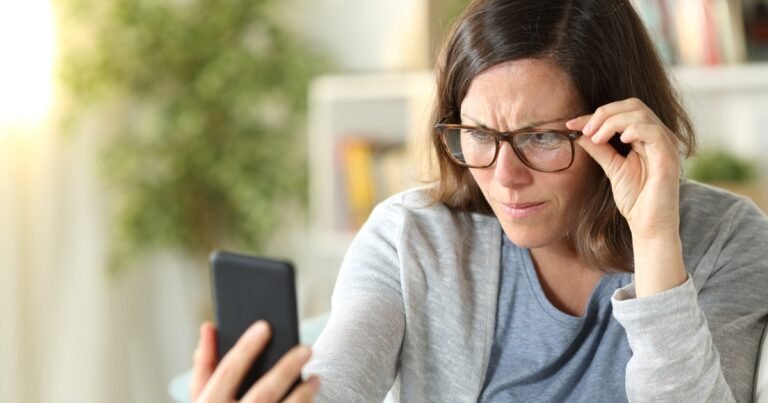 Salud ocular: ¿es riesgoso usar lentes de lectura sin receta?