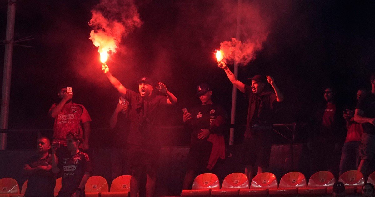 Graves incidentes en Colombia: la barra del DIM generó disturbios y se detuvo el partido por la Libertadores ante Flamengo