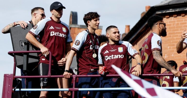 La arenga de Dibu Martínez en el multitudinario festejo del Aston Villa en  Birmingham: "Decían que sólo ganaba títulos con Argentina..."