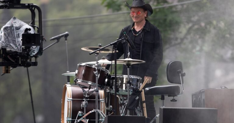 Bono se puso un sombrero vaquero para la grabación de un video de U2 en el Centro Histórico de la Ciudad de México