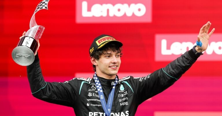 Kimi Antonelli, el chico de oro de la Fórmula 1, no para de celebrar: otra vez en lo más alto del podio, junto a dos leyendas