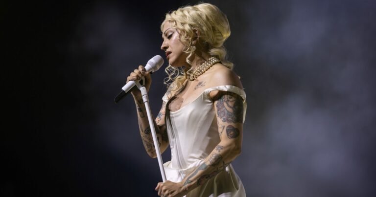 Mon Laferte y una gran apuesta a un show teatral que potencia a una de las mejores voces del continente