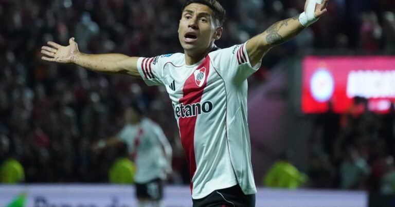 Alarma en River: Gonzalo Montiel sintió una molestia en la entrada en calor y se quedó afuera del partido ante Gimnasia