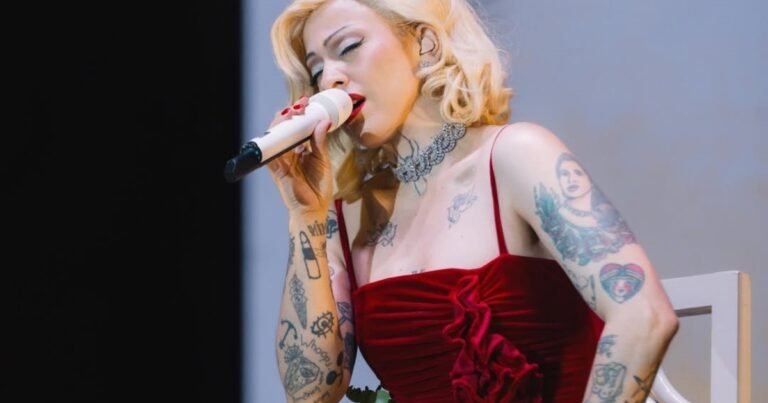 Mon Laferte en el Movistar Arena: a qué hora empieza, cómo llegar y todo sobre el concierto