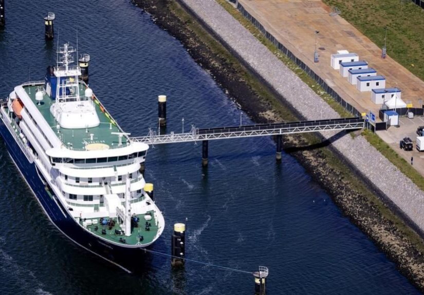 Fin de la travesía: crucero afectado por hantavirus llega a Róterdam para su desinfección