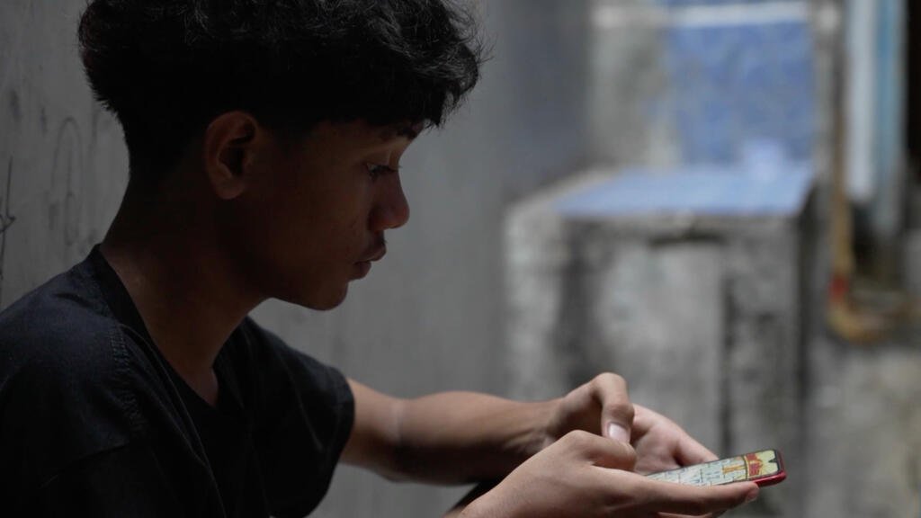 Miles de jóvenes enganchados al juego online en Indonesia