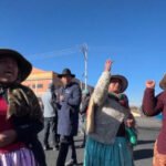 Bolivia: bloqueos endurecen la presión para aumento salarial y salida de Rodrigo Paz