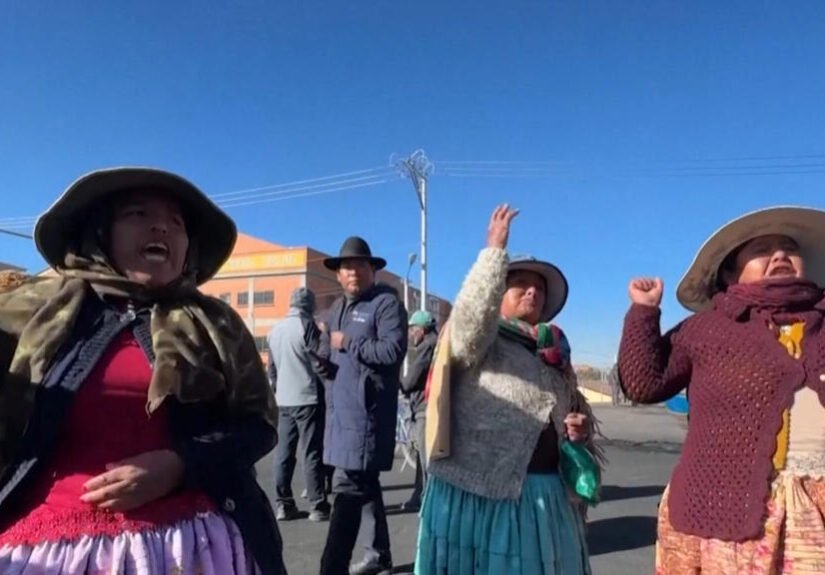 Bolivia: bloqueos endurecen la presión para aumento salarial y salida de Rodrigo Paz
