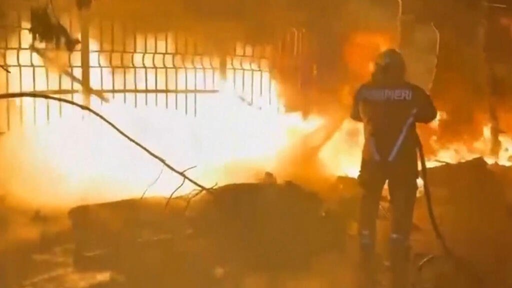 Ataques con drones rusos dejan tres muertos; Ucrania afirma golpear dos buques