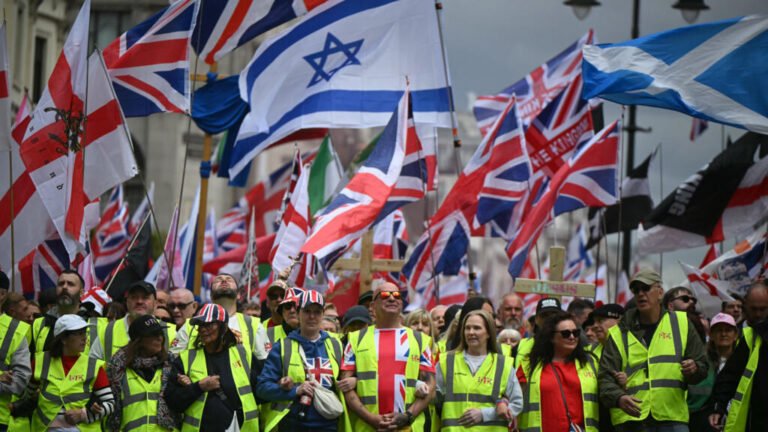 Miles marchan en Londres en protestas de extrema derecha y manifestaciones pro palestinas