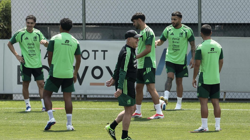 A un mes del inicio del Mundial, ¿a qué le apuestan los anfitriones, más allá de lucirse como sedes?