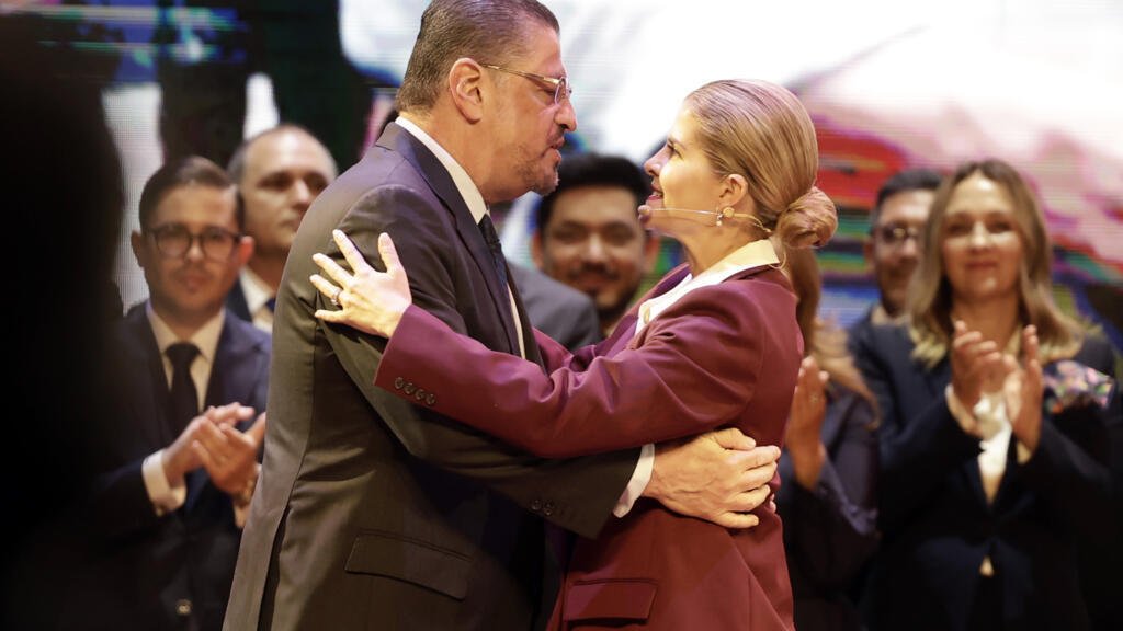 Costa Rica, uno de los pocos países deflacionarios del mundo, tiene nueva presidenta