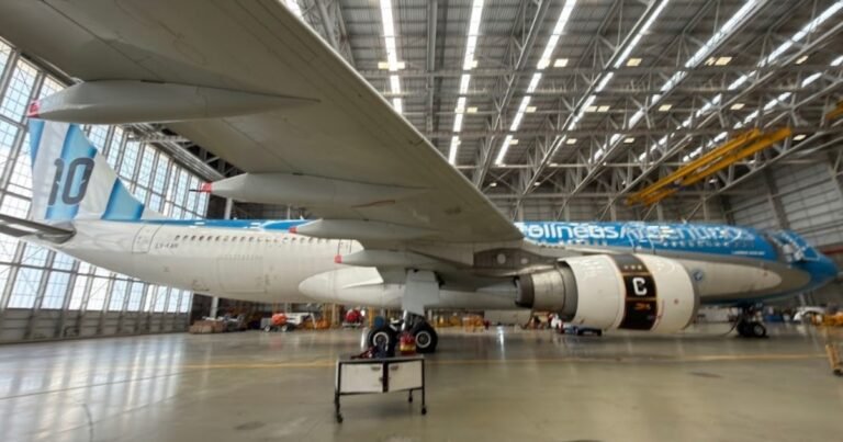 Con guiños a Messi y tres estrellas: Aerolíneas Argentinas presentó el avión de la Selección para el Mundial 2026