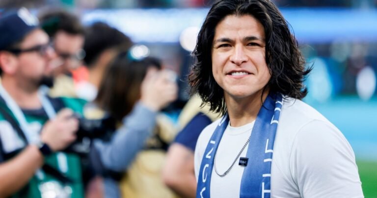 De actor en Ted Lasso a futbolista profesional: el mexicano que hizo de Dani Rojas se probó dos meses en un club y lo ficharon