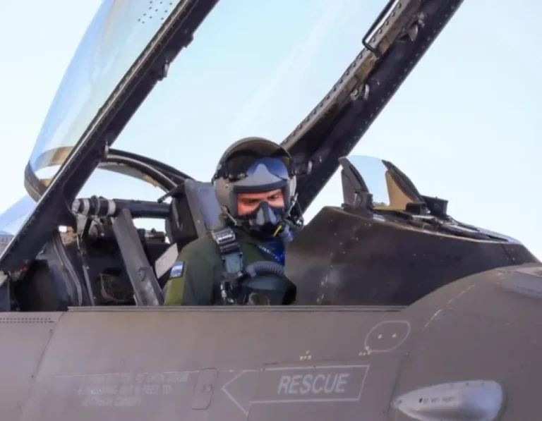 Pilotos argentinos volaron solos por primera vez los cazas supersónicos F-16M