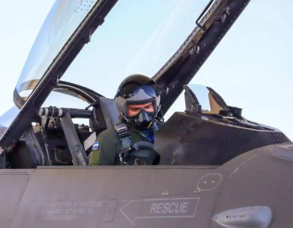 Pilotos argentinos volaron solos por primera vez los cazas supersónicos F-16M