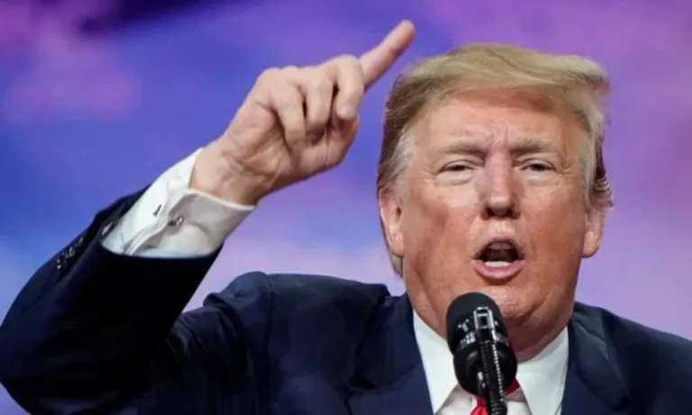 Donald Trump elevará al 25% los aranceles a vehículos de la Unión Europea por incumplimiento