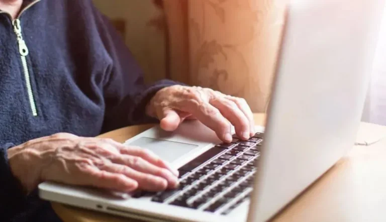 El ISSyS llegó a Gaiman con talleres de alfabetización digital para que sus afiliados dominen la autogestión