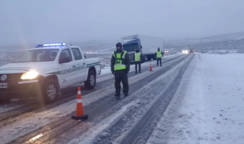 Nieve y escarcha en el acceso norte a Comodoro