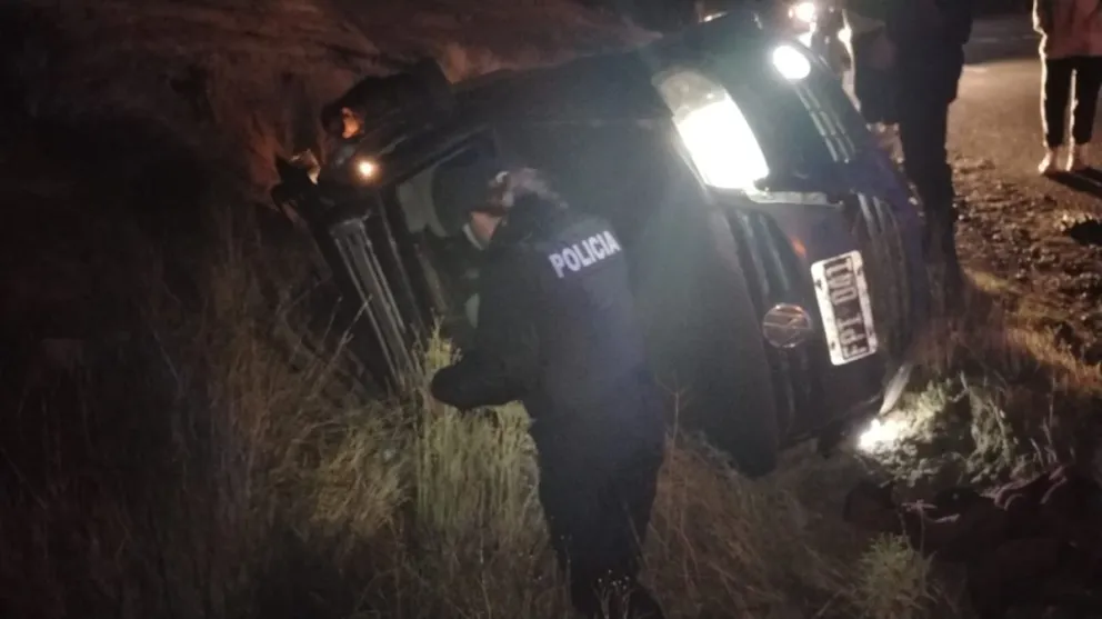 Encontraron un auto volcado y abandonado camino a Radio Estación