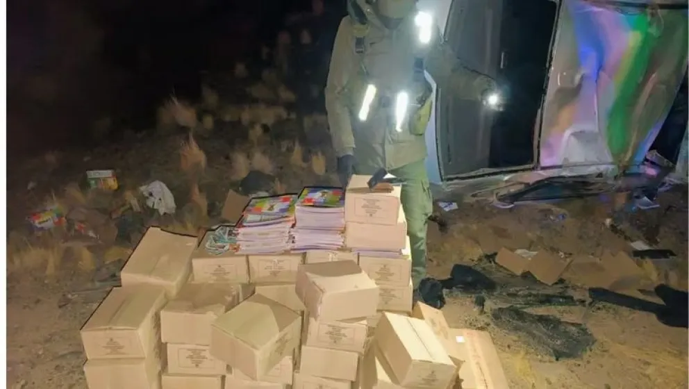 Intentó huir de un control y terminó volcando con miles de figuritas del Mundial