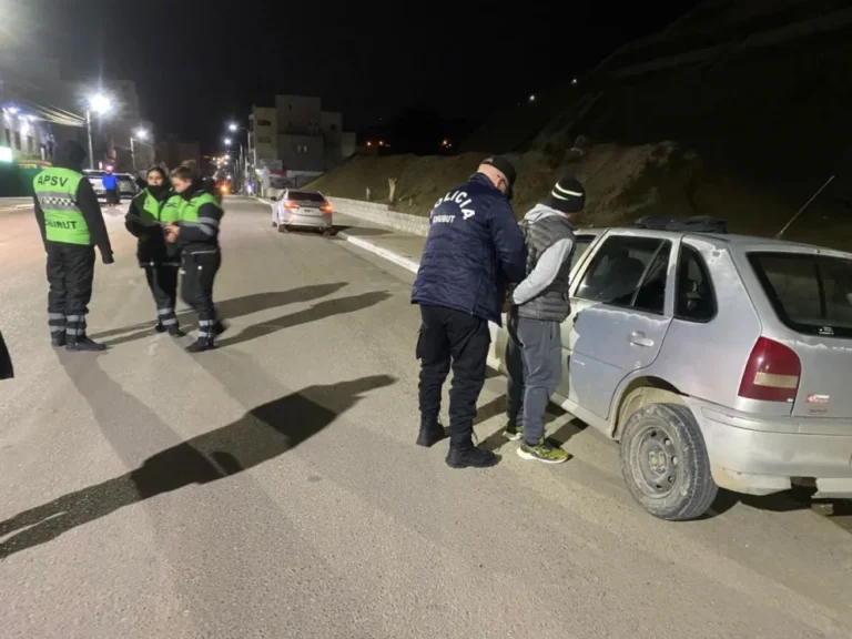 Por falta de documentación le secuestraron el auto y quiso golpear a agentes de la APSV