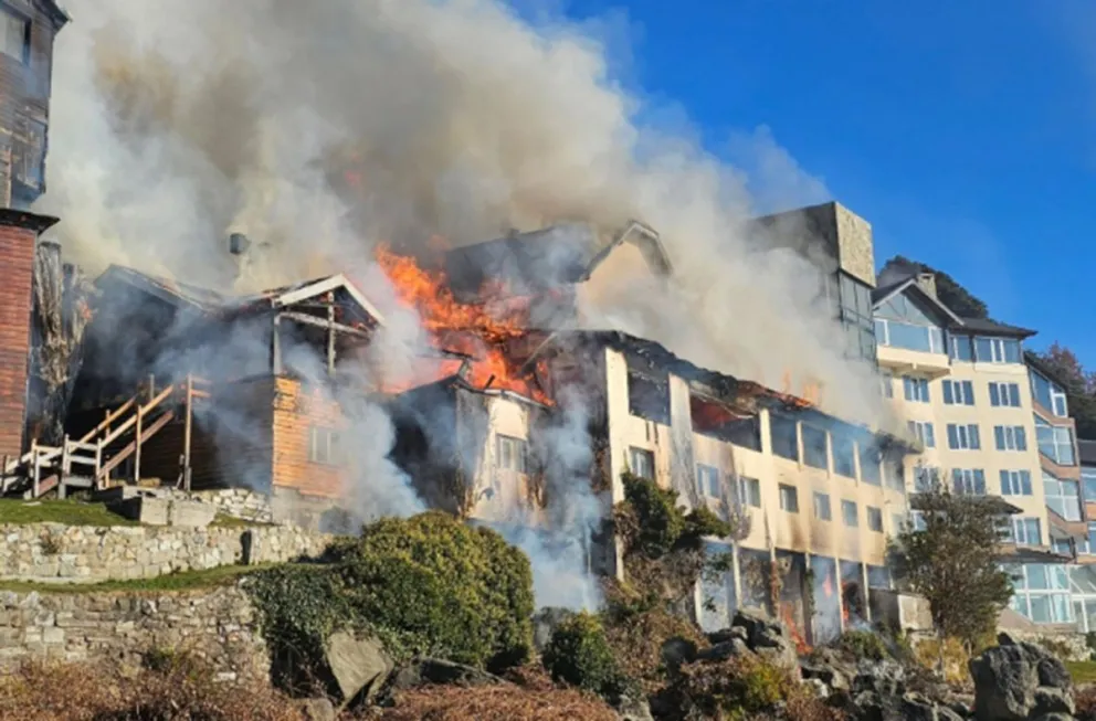 Incendio en Bariloche: las llamas consumieron parte del histórico Hotel Huemul