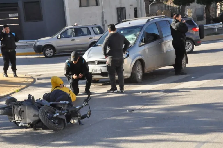 Regresaba de kinesiología a bordo de su motocicleta y fue embestida por un auto