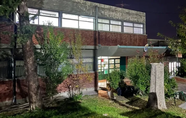 Trelew: entró a robar a una escuela y lo hallaron comiendo golosinas en un aula