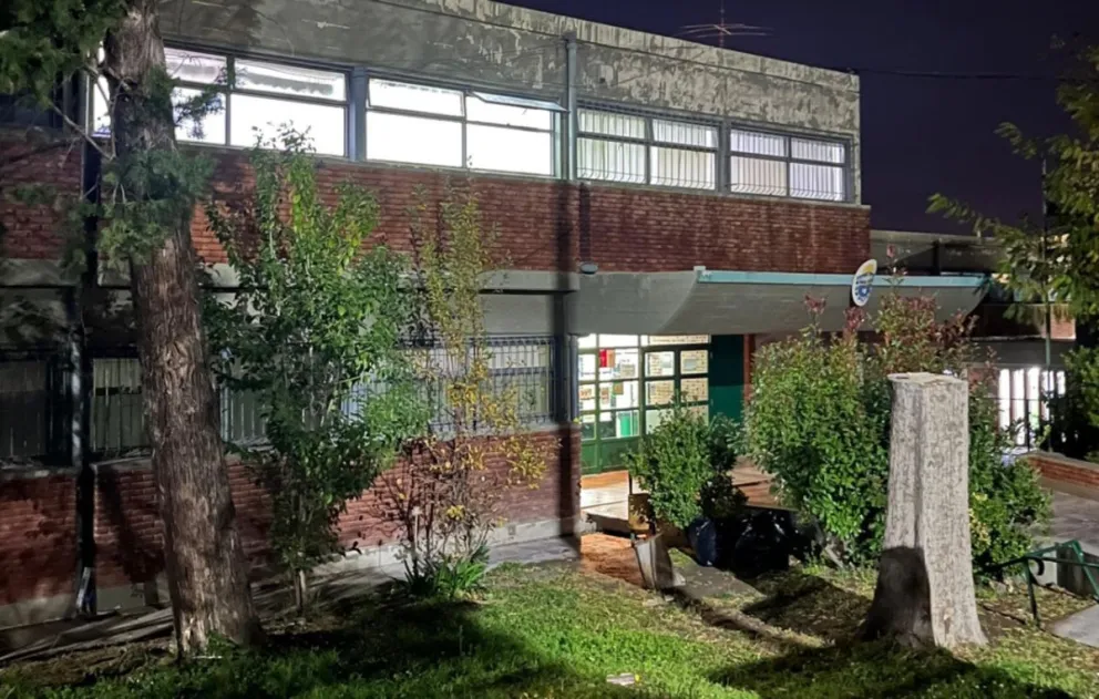 Trelew: entró a robar a una escuela y lo hallaron comiendo golosinas en un aula