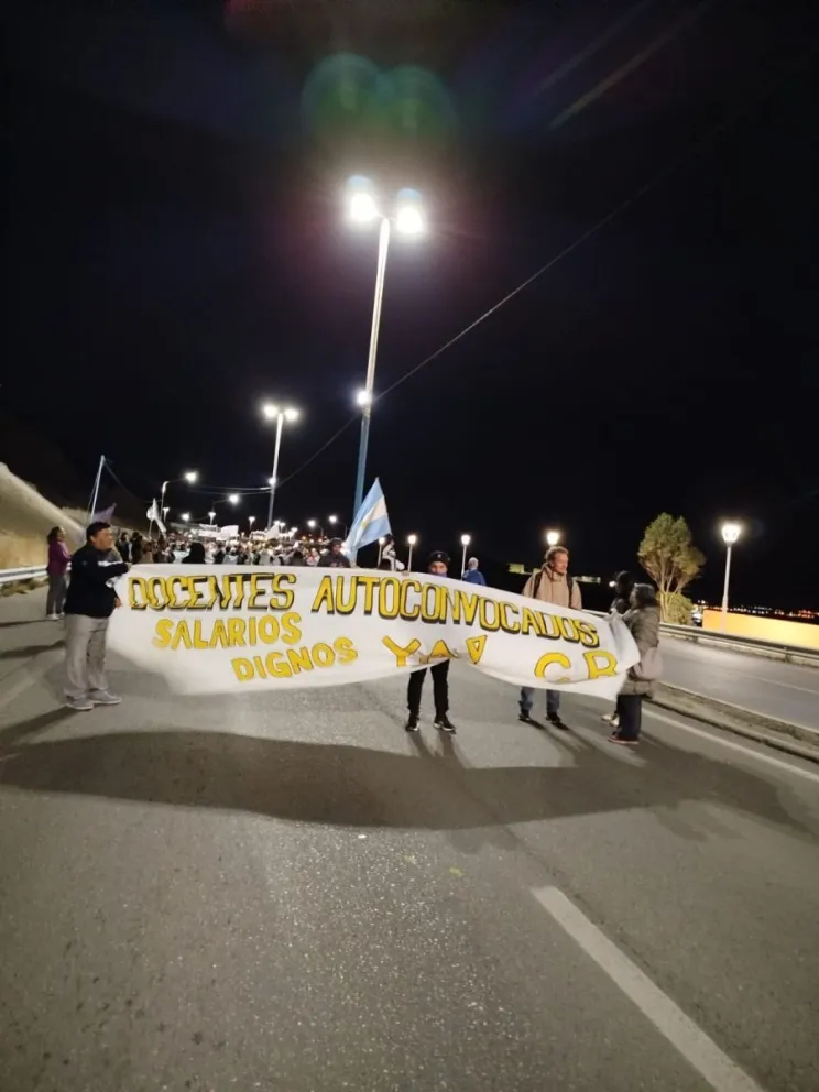 Docentes autoconvocados marcharon desde Km 3 al Centro de Comodoro 