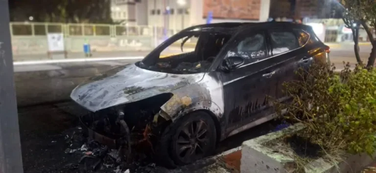 Investigan incendio vehicular intencional en el centro de Comodoro