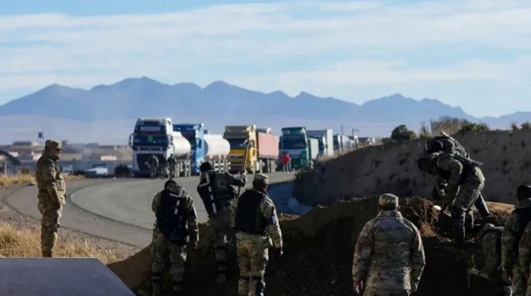 Bolivia: operativo militar y policial para liberar rutas bloqueadas