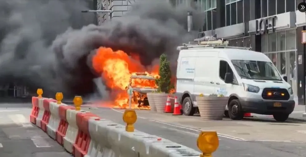 Fuerte explosión de un auto en medio de Wall Street